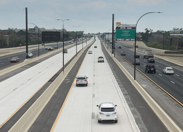 Policía chocó intencionalmente a mujer que conducía en sentido contrario por la I-4