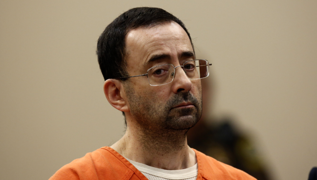 Sospechoso de apuñalar a Larry Nassar dijo que exmédico hizo comentario lascivo viendo Wimbledon