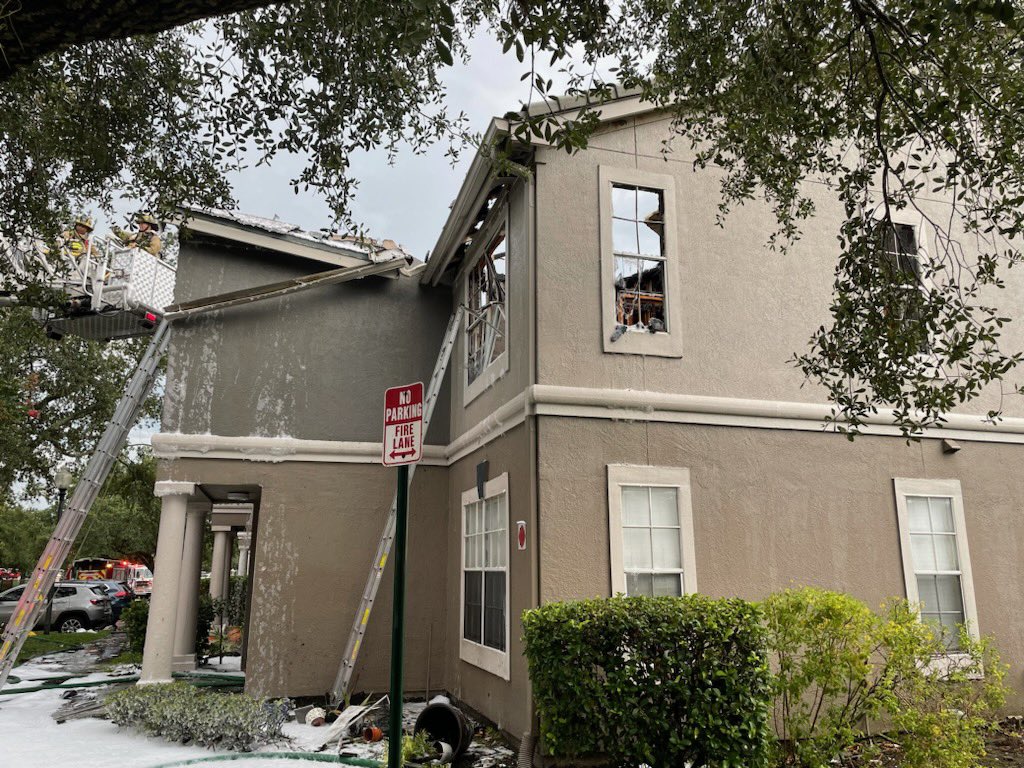 (+Video) Un rayo posiblemente causó el incendio de apartamentos en Colonial Grand Boulevard