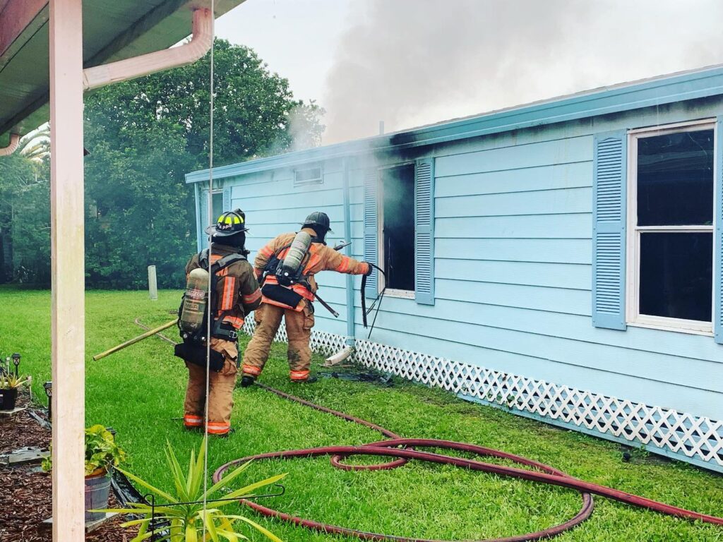 Bomberos sofocaron incendio por un posible rayo en una casa en Daytona Beach