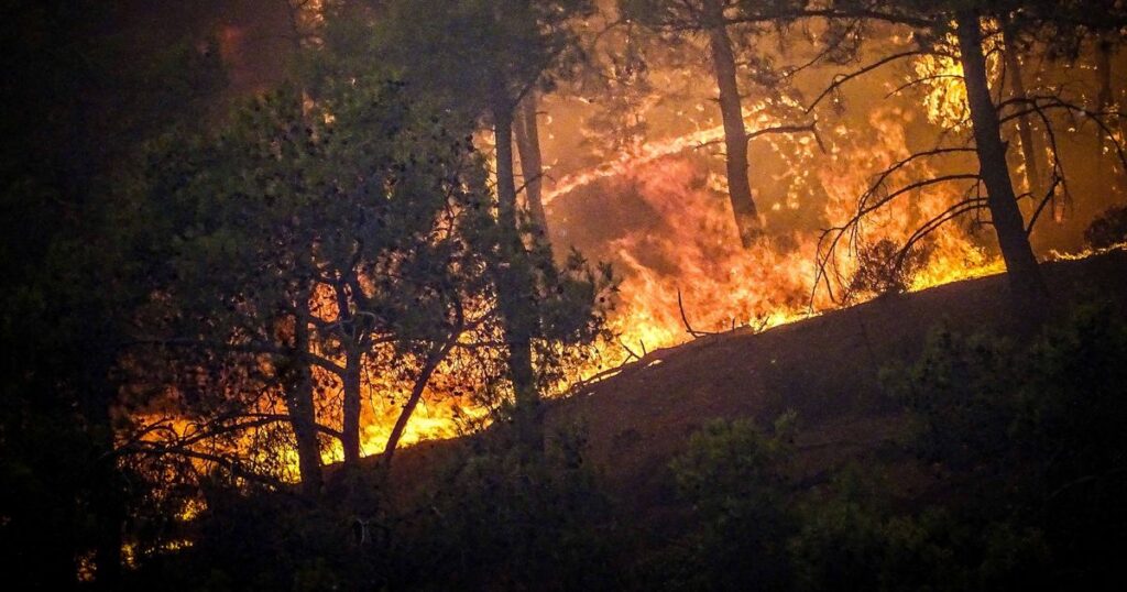 Incendios fuera de control dejan más de 30 mil evacuados en Grecia