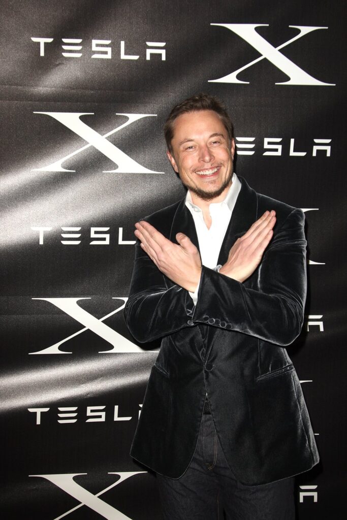 Elon Musk anunció que Twitter cambiará su logo a X