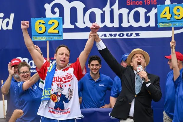 Joey Chestnut gana el concurso de Nathan comiendo 62 perros calientes