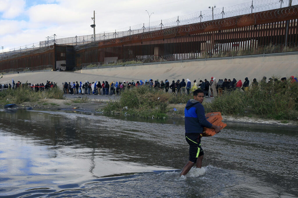 El Departamento de Justicia de EEUU planea acción legal contra Texas por su barrera fronteriza flotante