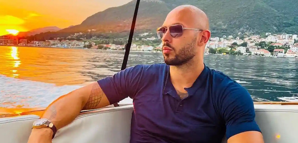 Andrew Tate sale de arresto domiciliario