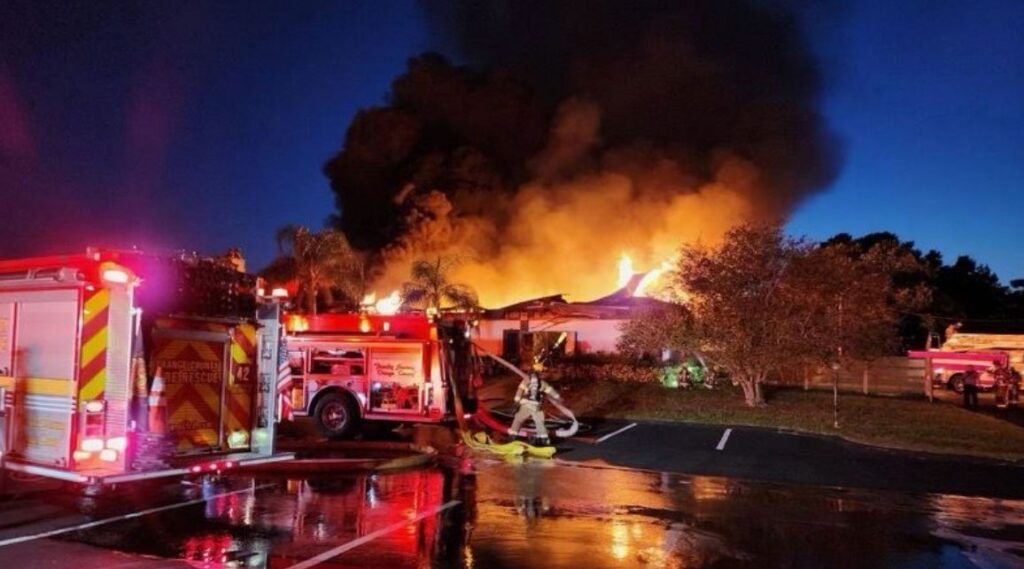 Bombero de Orange fue hospitalizado luego de batallar contra incendio en iglesia