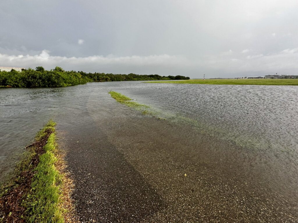 Varios aeropuertos de Florida cierran temporalmente por el huracán Idalia