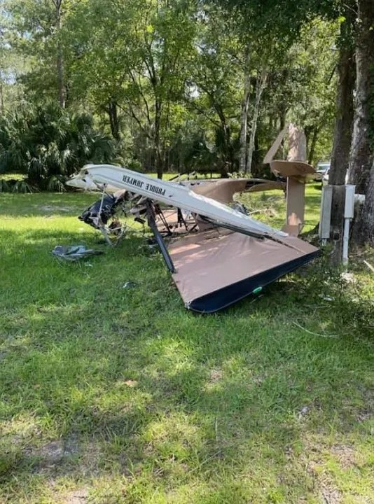 Un avión pequeño se estrelló en el patio de una casa en el condado de Volusia