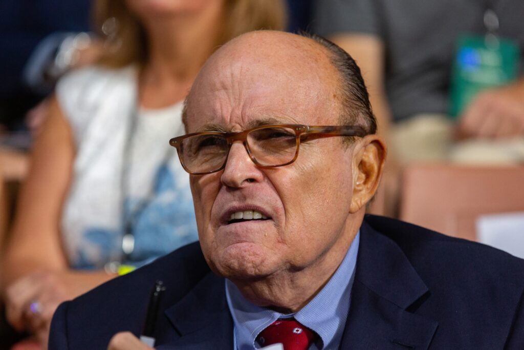 Giuliani se entregó en Georgia por la supuesta red criminal para revertir las elecciones de 2020