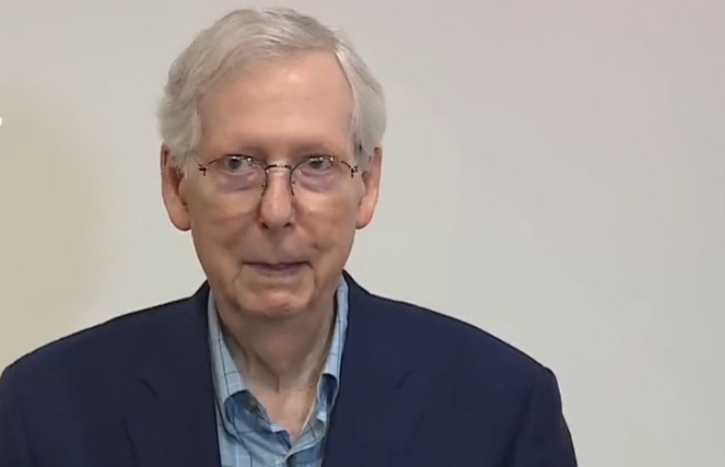 Mitch McConell, líder de la minoría republicana en el Senado se paraliza nuevamente y despierta preocupación por su salud