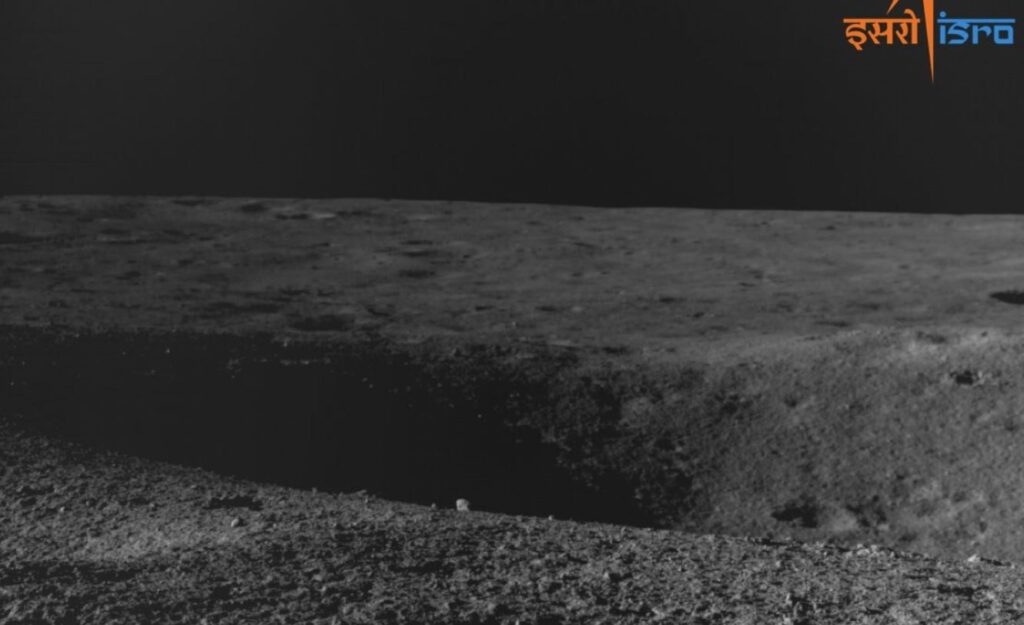 El rover indio encuentra un cráter y cambia de ruta en la Luna