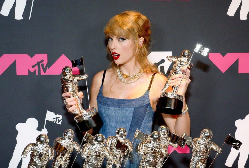 ¡9 de 11! Taylor Swift arrasó en unos MTV VMA derretidos por Shakira