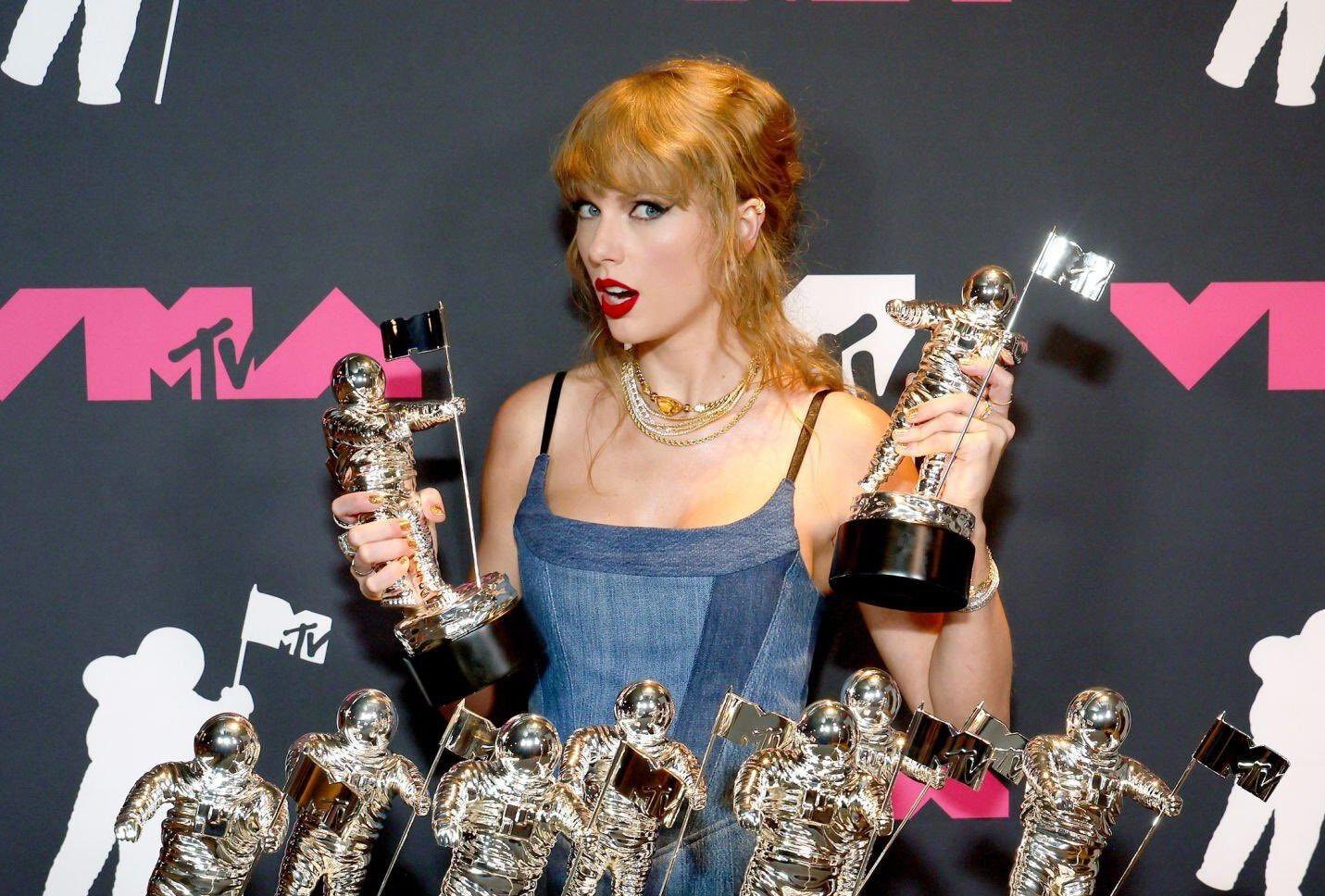 ¡9 de 11! Taylor Swift arrasó en unos MTV VMA derretidos por Shakira