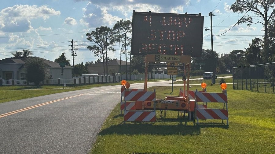 Instalan una parada de cuatro vías en el lugar del accidente donde murieron 3 niños y su abuela en el condado de Osceola