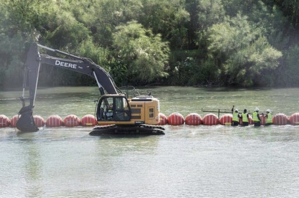 Un juez de EEUU ordenó a Texas retirar las boyas colocadas en el río Bravo para frenar la entrada de migrantes