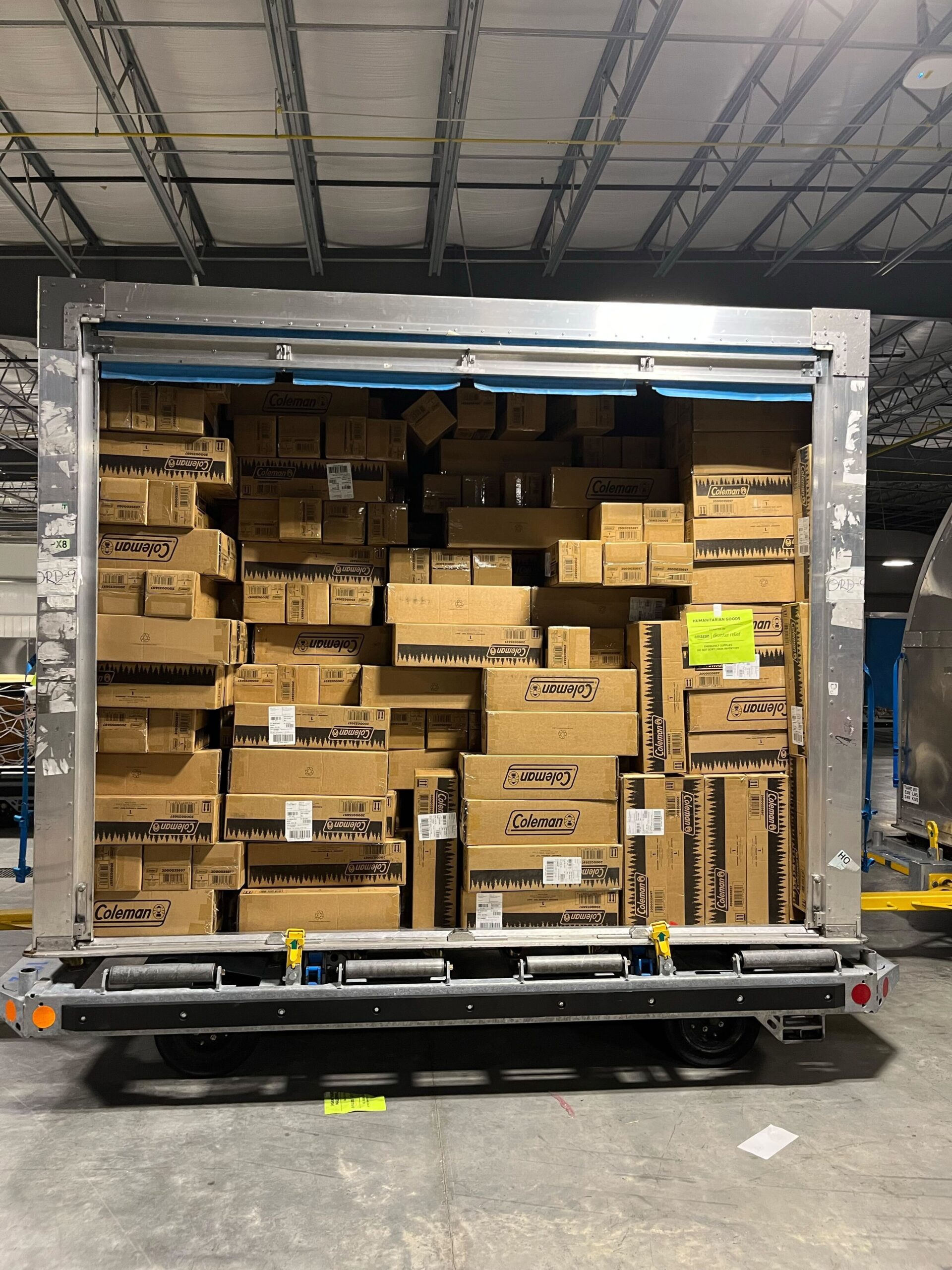 Denuncian a Amazon por usar un algoritmo para aumentar los precios de sus productos y favorecer la competencia desleal