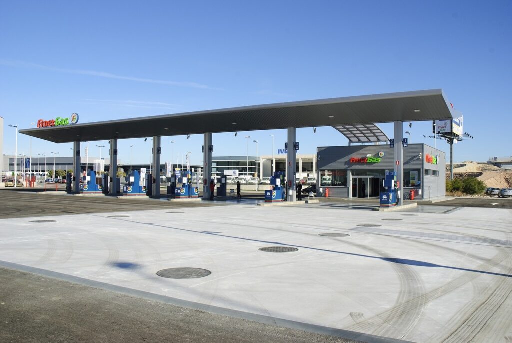 Siguen bajando los precios de la gasolina en Florida