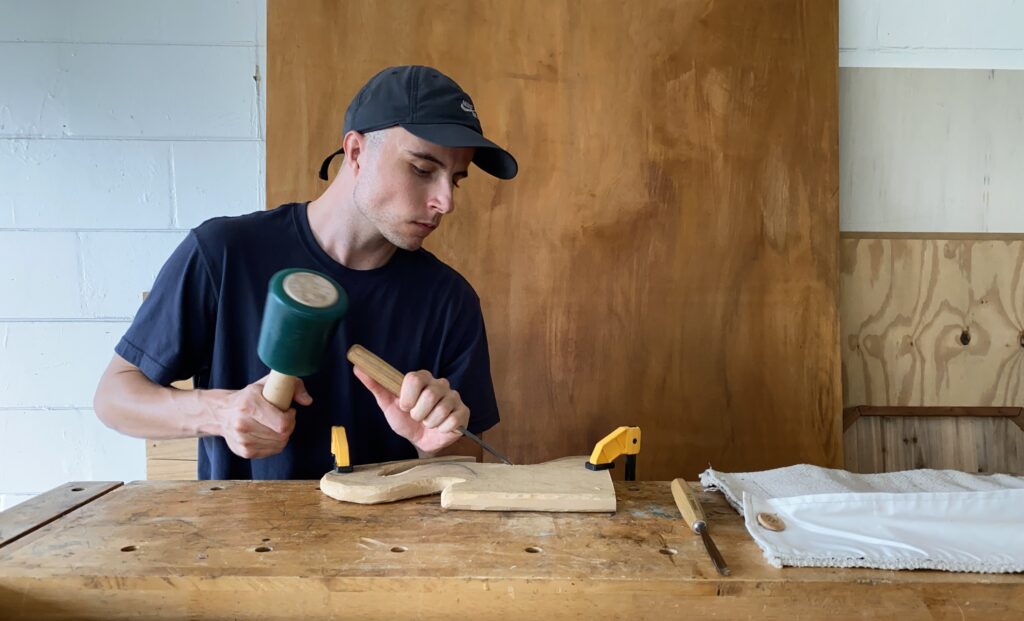 Artista local Ryan Semple dará los toques finales al nuevo mural de reciclaje de Windhover
