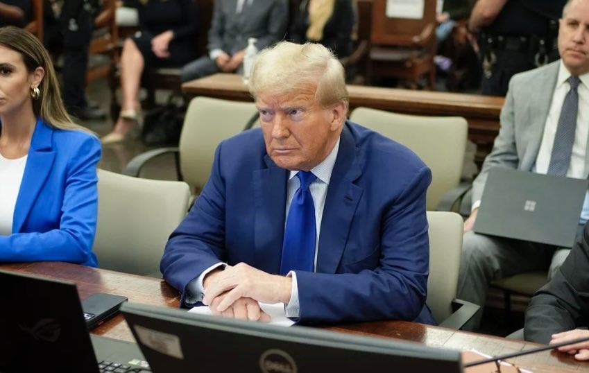 Juez ordenó multa a Trump por US $10 mil por violar la orden de silencio en un caso de fraude civil