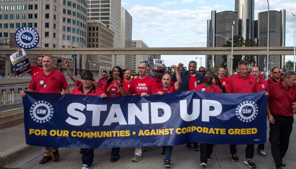 UAW ratificó el acuerdo para acabar con la huelga de los trabajadores de Ford, General Motors y Stellantis