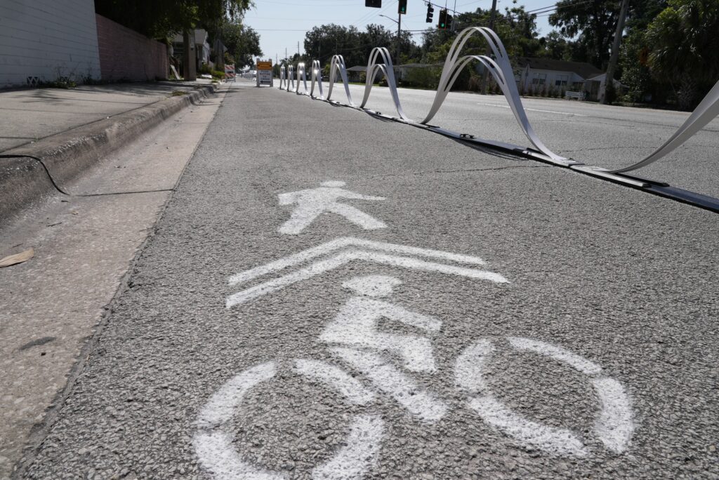 Instalan un carril semipermanente para bicicletas en Corrine Drive