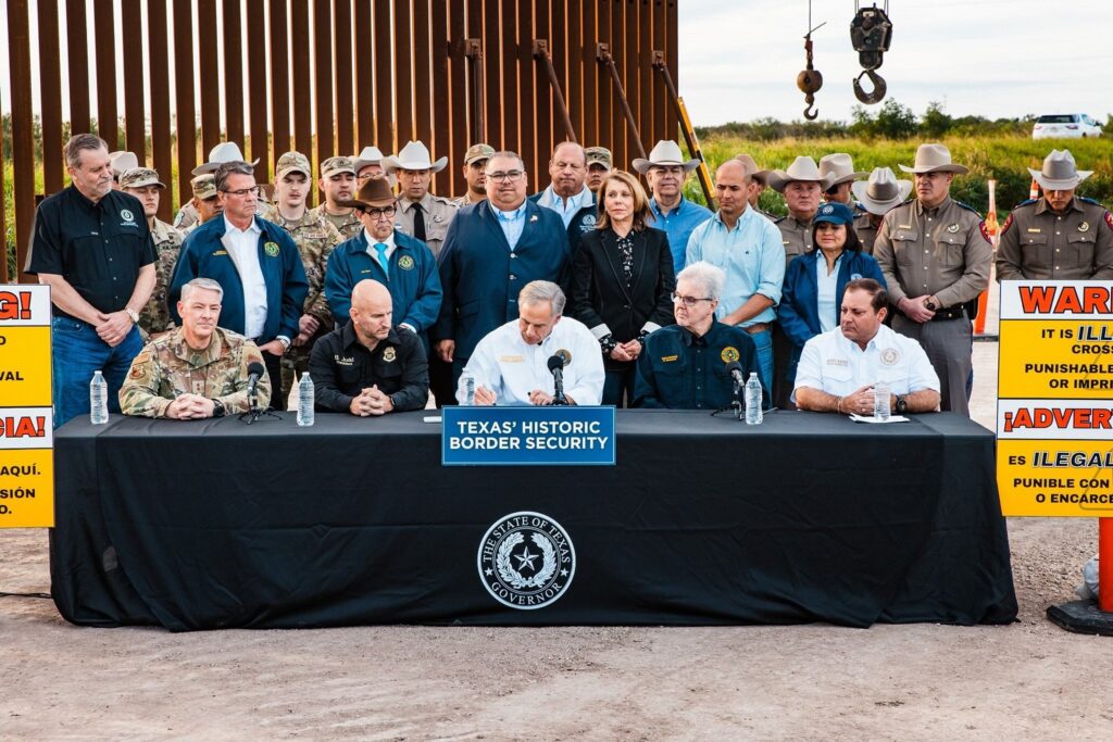 Gobernador de Texas aprueba la detención de migrantes irregulares y la construcción de un nuevo muro