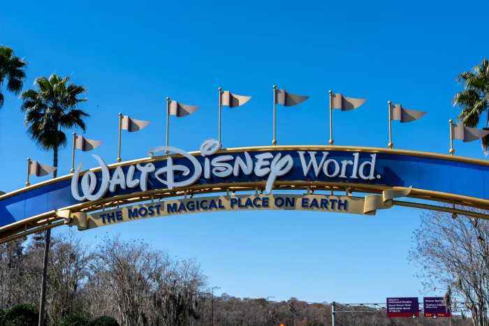 Funcionarios del distrito de Disney designados por DeSantis acusan a los predecesores de amiguismo