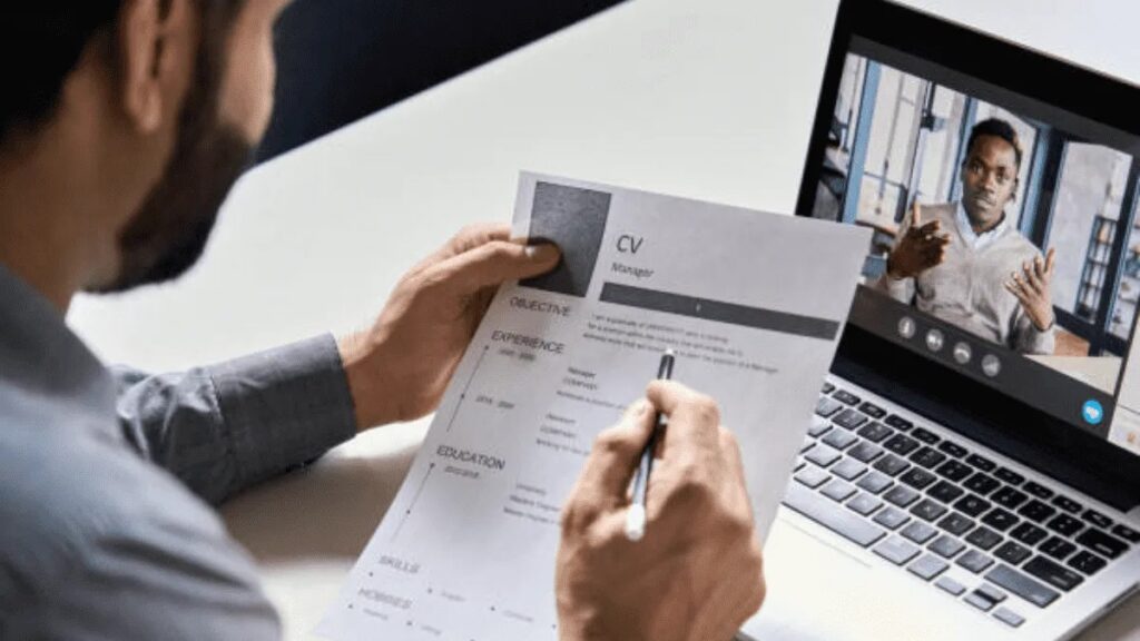 El número de empleos vacantes en EEUU cae a mínimos desde 2021