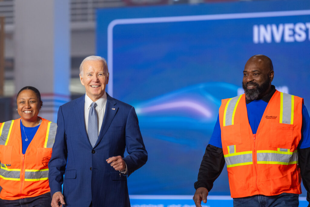 Encuesta sitúa a los 3 principales precandidatos republicanos por delante de Biden
