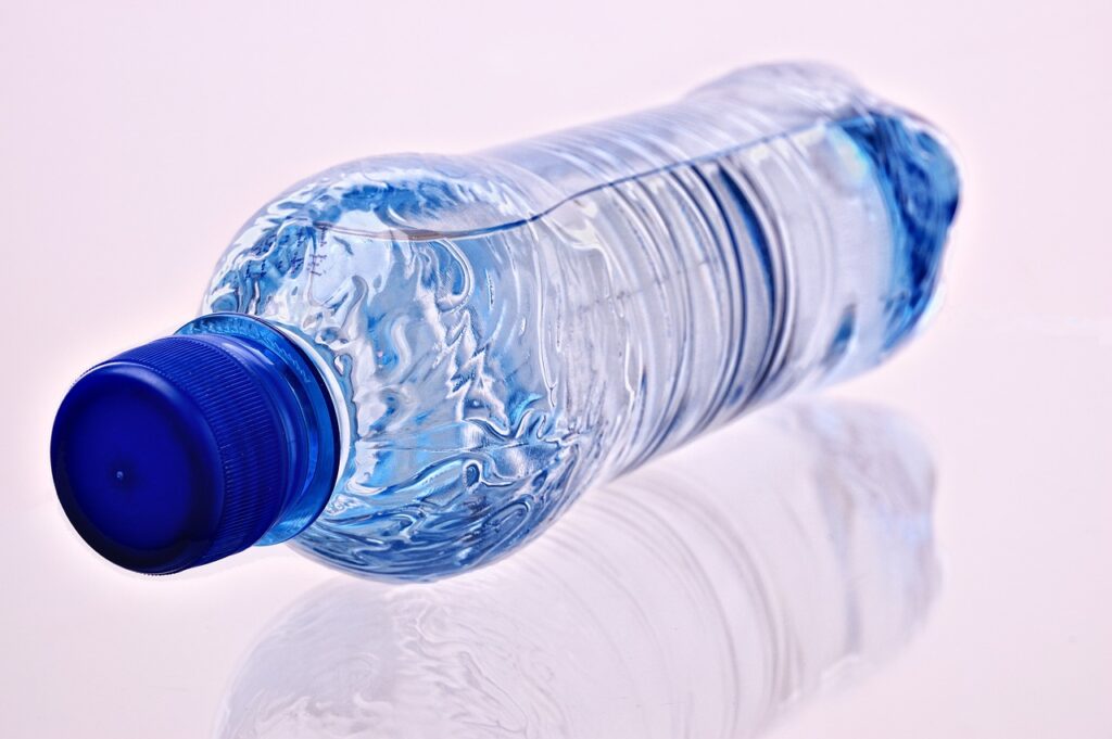El agua embotellada puede contener cientos de miles de pequeños trozos de plástico no identificados