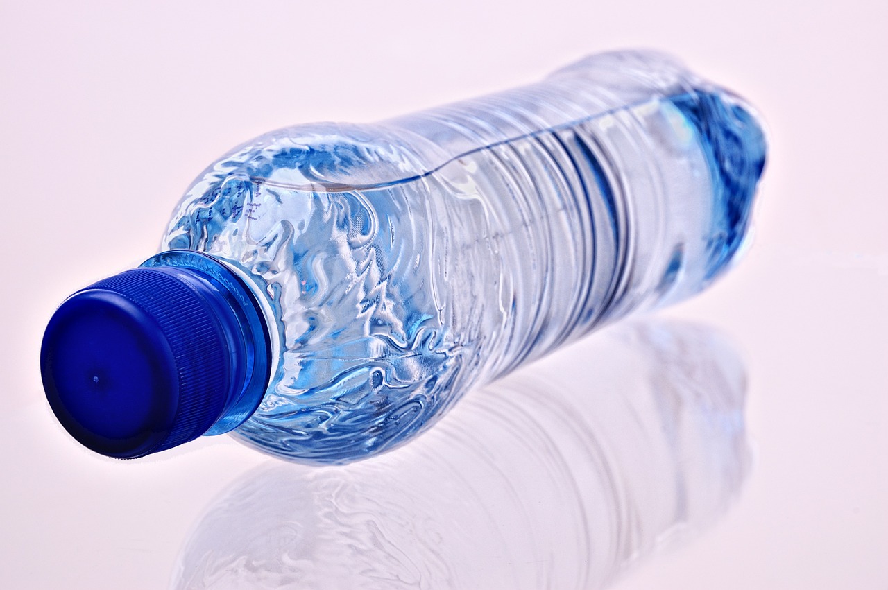 El agua embotellada puede contener cientos de miles de pequeños trozos de plástico no identificados