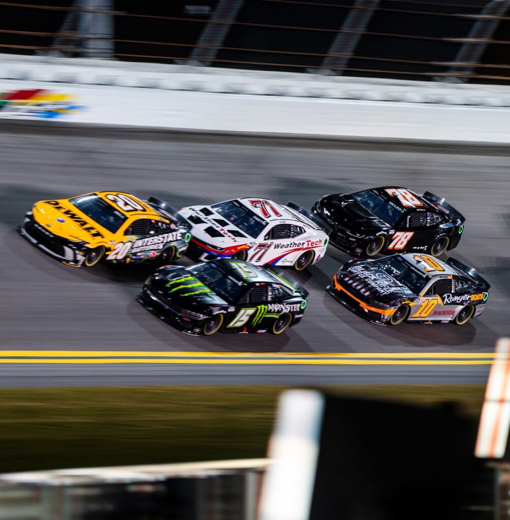 Lluvias obligan a retrasar las 500 Millas de Daytona para este lunes
