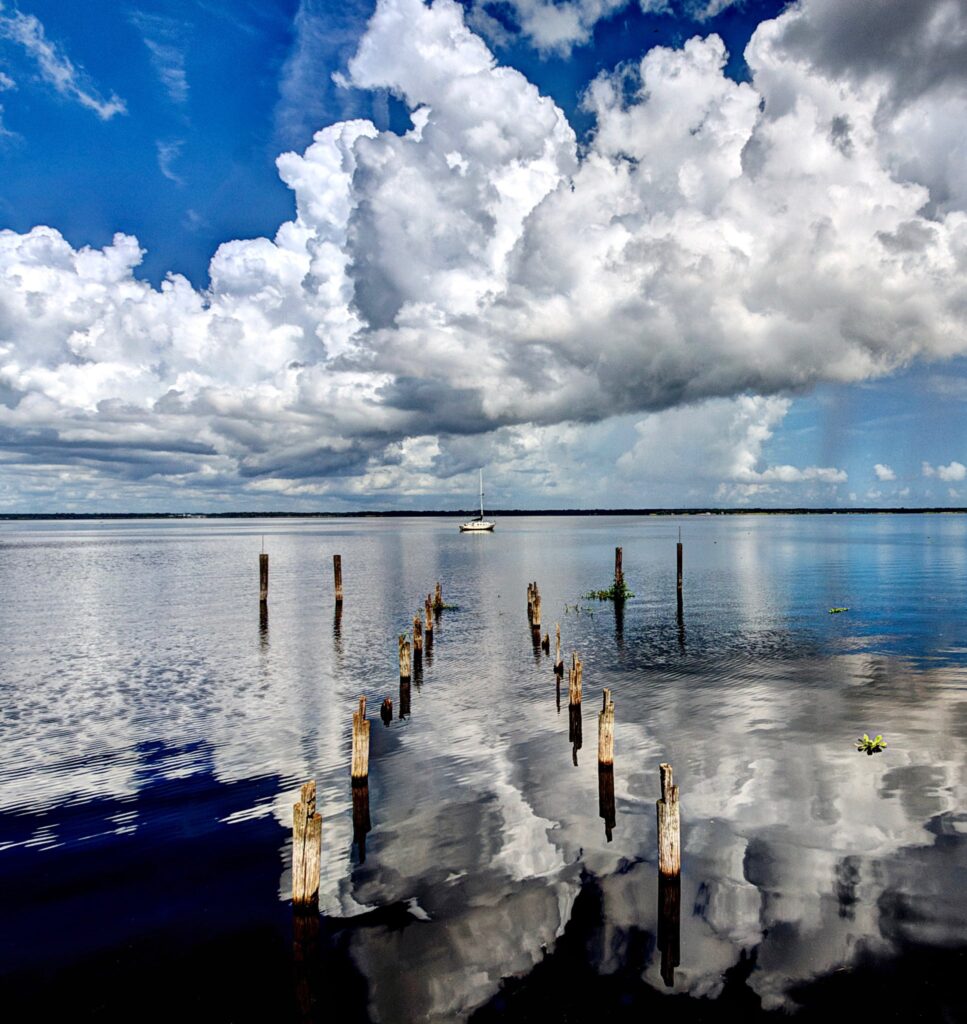 Declaran emergencia sanitaria para Sanford tras derrames de aguas residuales en el lago Monroe