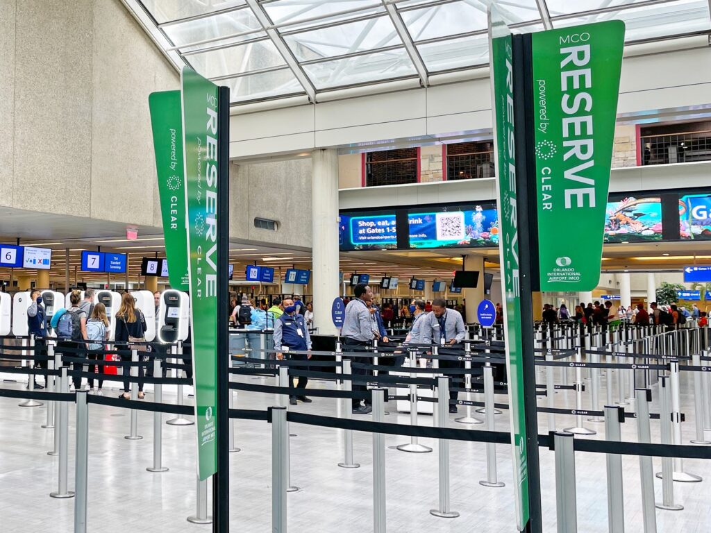 Investigación policial en el Aeropuerto de Orlando tras "una llamada" generó caos
