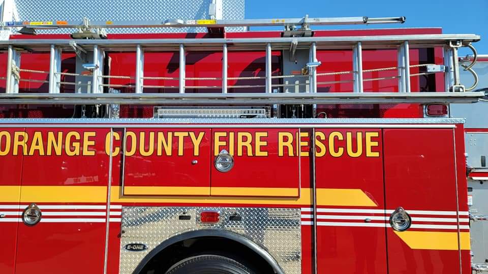 Bomberos de Orange rescatan a una persona que cayó en un pozo de 20 pies de profundidad