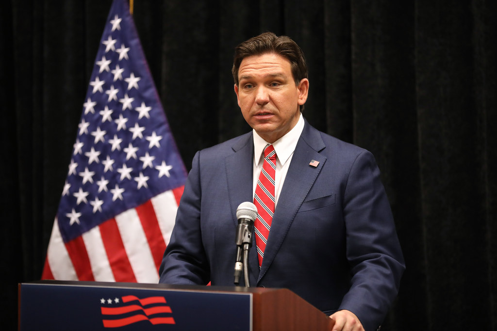 DeSantis firma ley que prohíbe a las personas sin hogar acampar en las ciudades