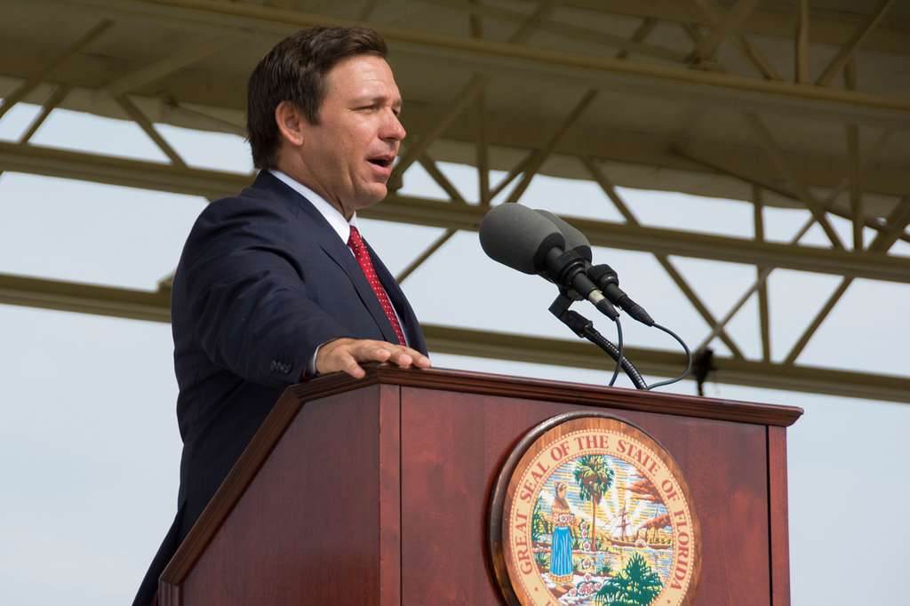 DeSantis firma ley que prohíbe el acceso a las redes sociales a los menores de 14 años