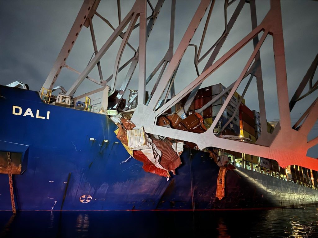 (+Fotos) Tripulación del barco emitió un mayday antes de chocar contra el puente Francis Scott Key