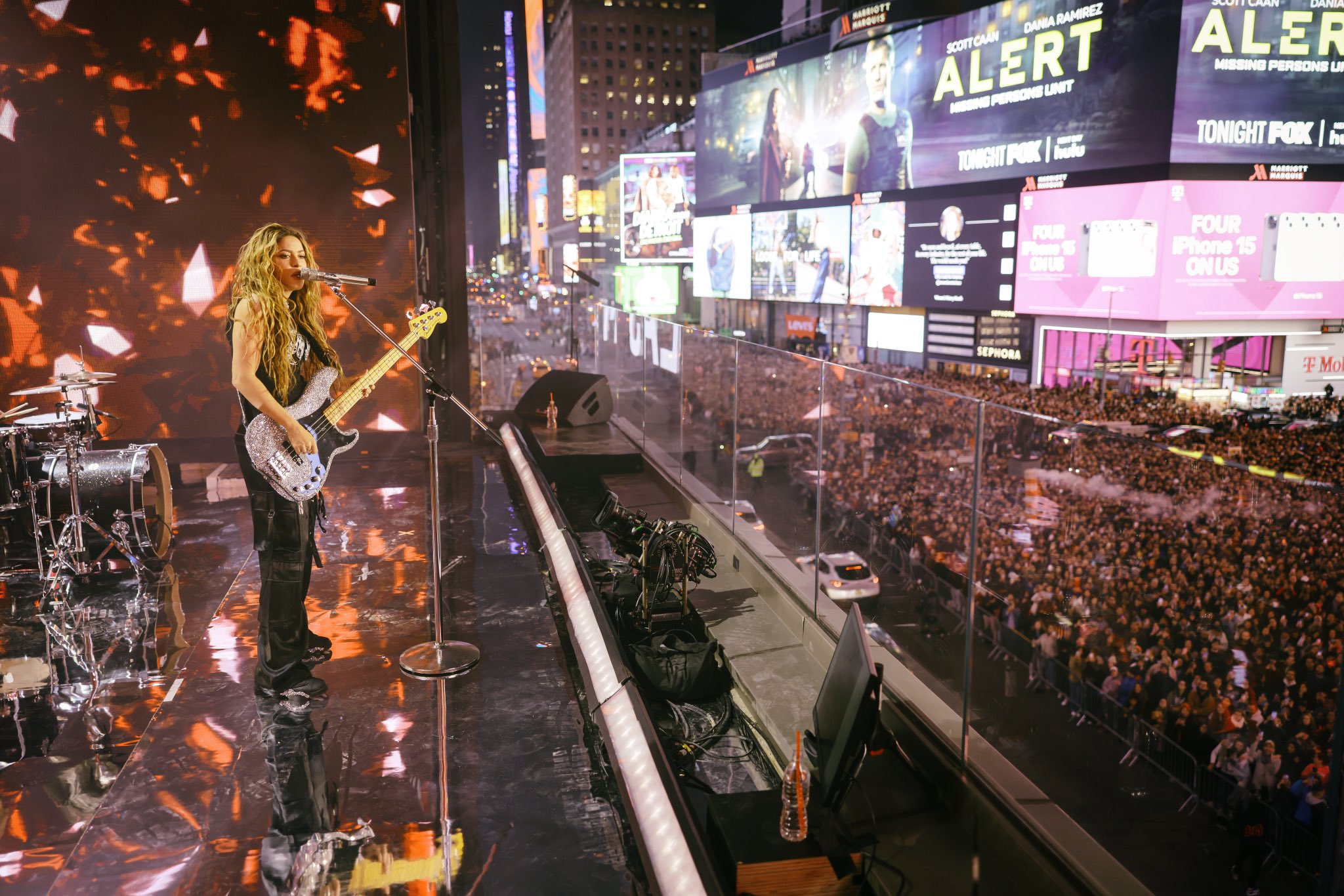 40 mil personas se reúnen en Times Square para ver concierto gratuito de Shakira