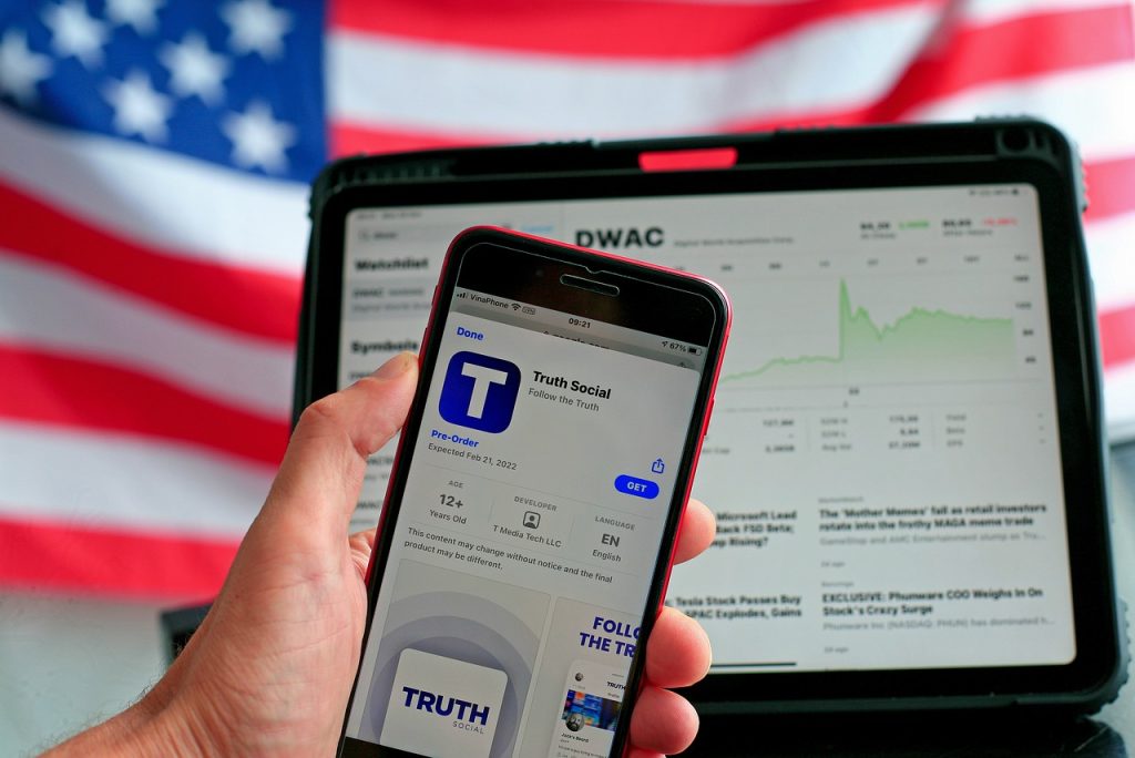 Trump Media, propietaria de Truth Social, cotizará en la bolsa a partir de este martes