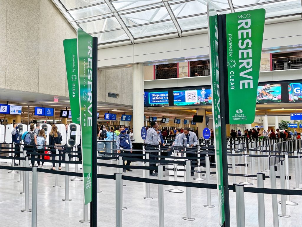 Decenas de vuelos cancelados en MCO por tormentas y limitaciones del espacio aéreo