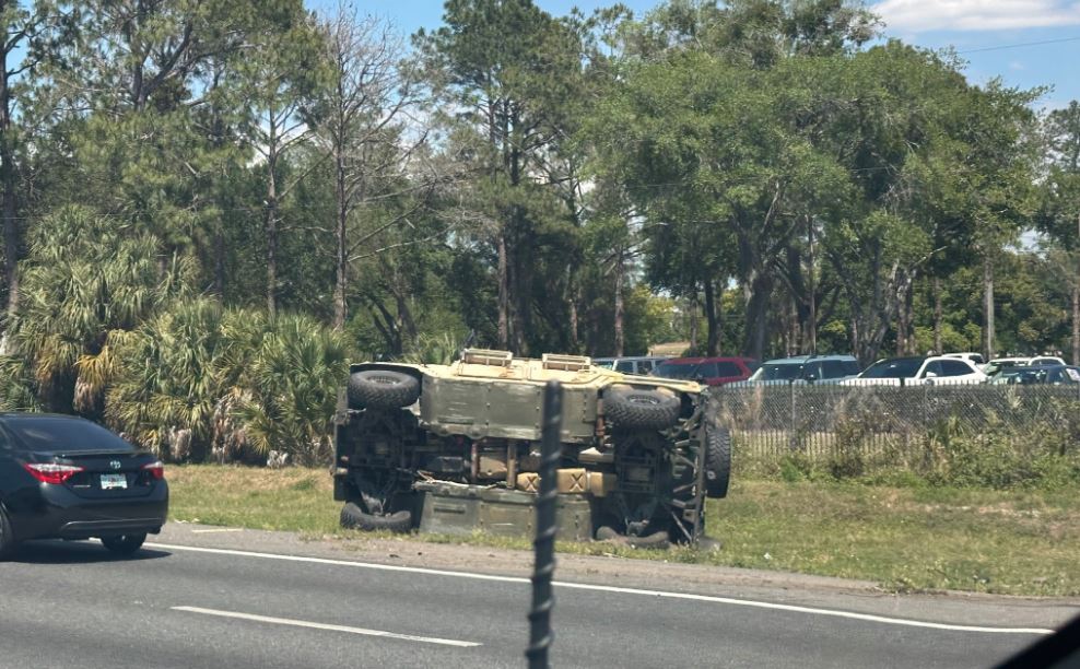 Cierran la I-4 en Seminole luego de que se volteara un Humvee militar