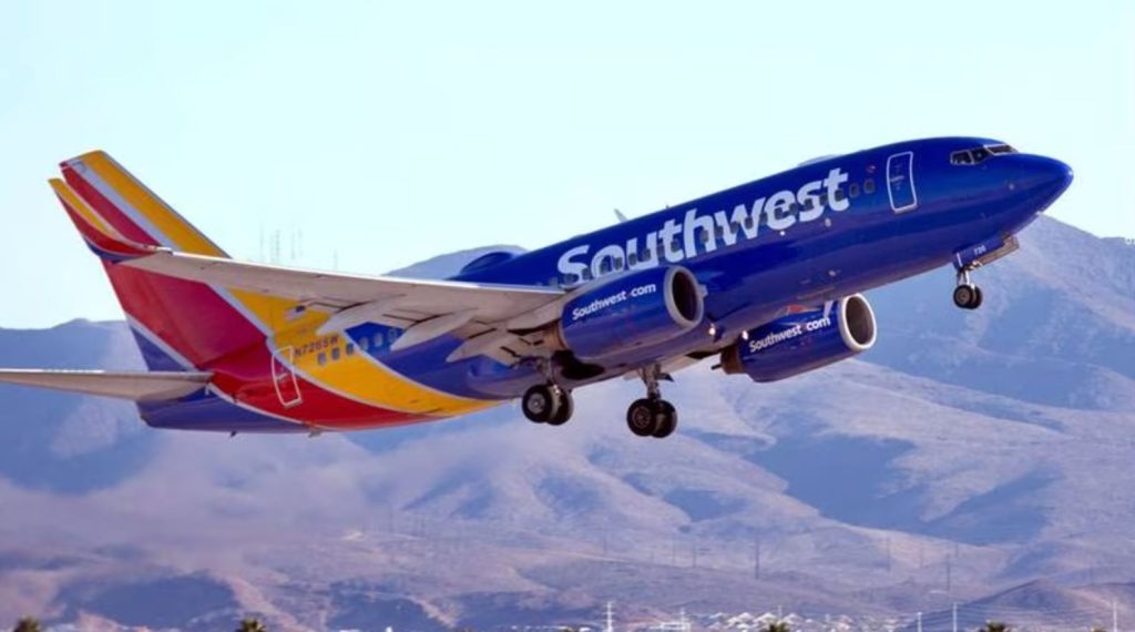 Aterrizaje de emergencia dejó 2 heridos después de que un vuelo con destino a Orlando se viera afectado por turbulencias