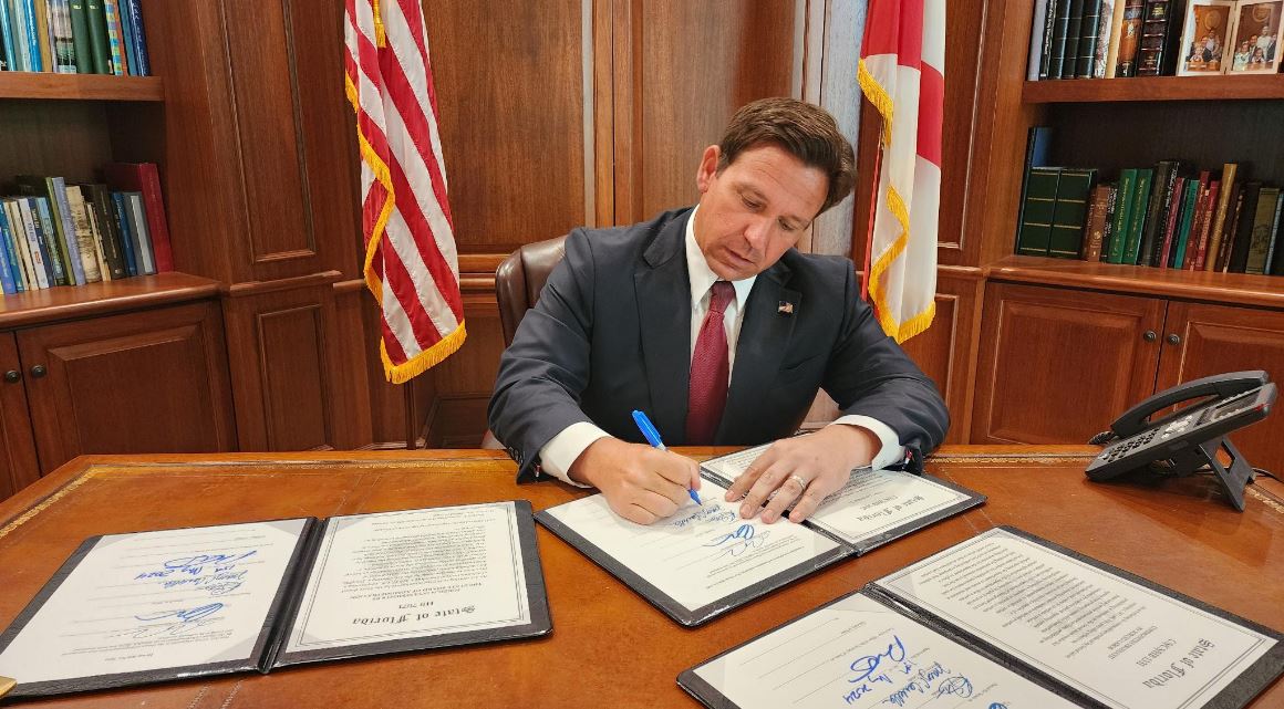 DeSantis aprobó ley para "restaurar cordura energética" en Florida