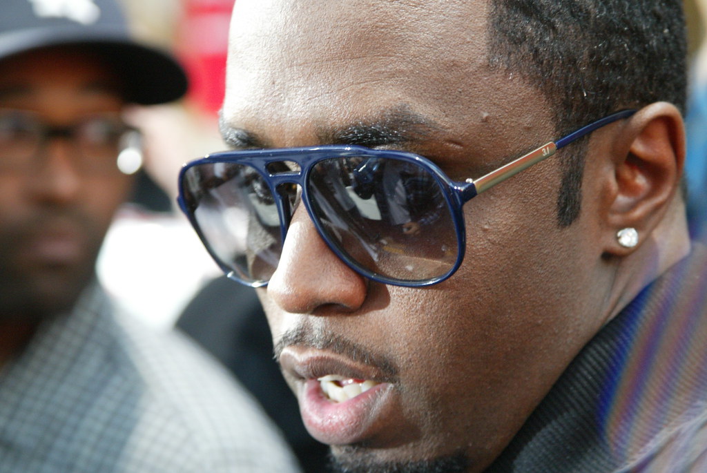 Acusan a Diddy de abusar de una estudiante durante la década de los 90