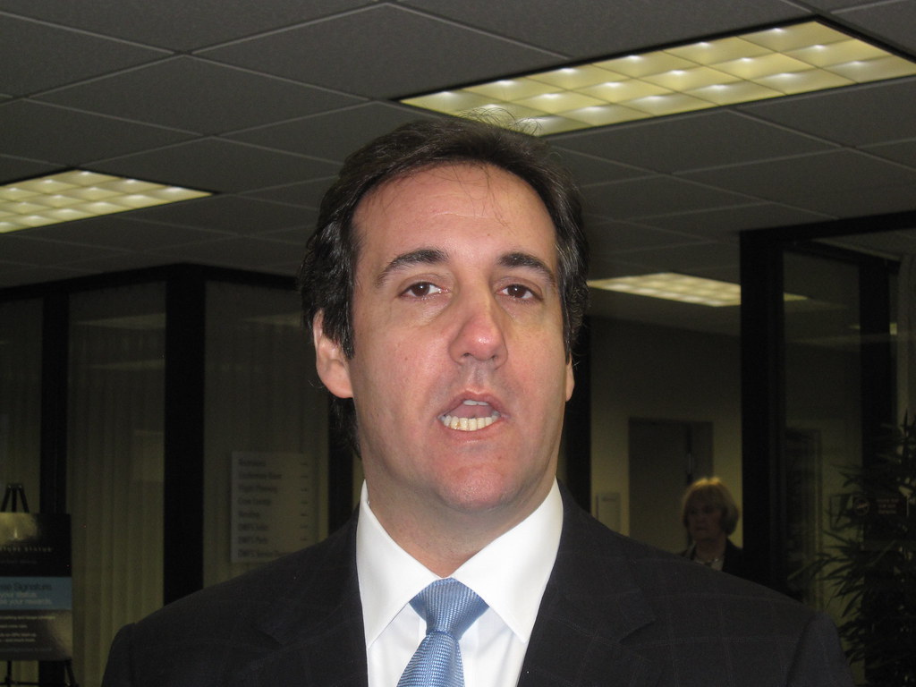 Abogados de Trump presionan a Cohen por sus delitos y mentiras