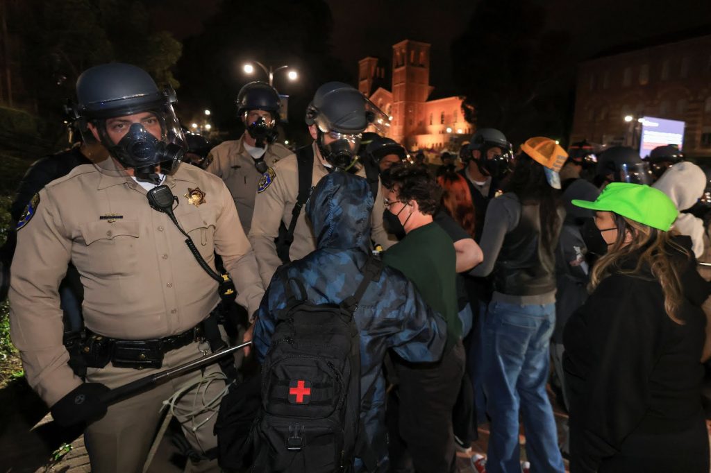 (+Videos) Policía desmantela el campamento propalestino en la UCLA de Los Ángeles