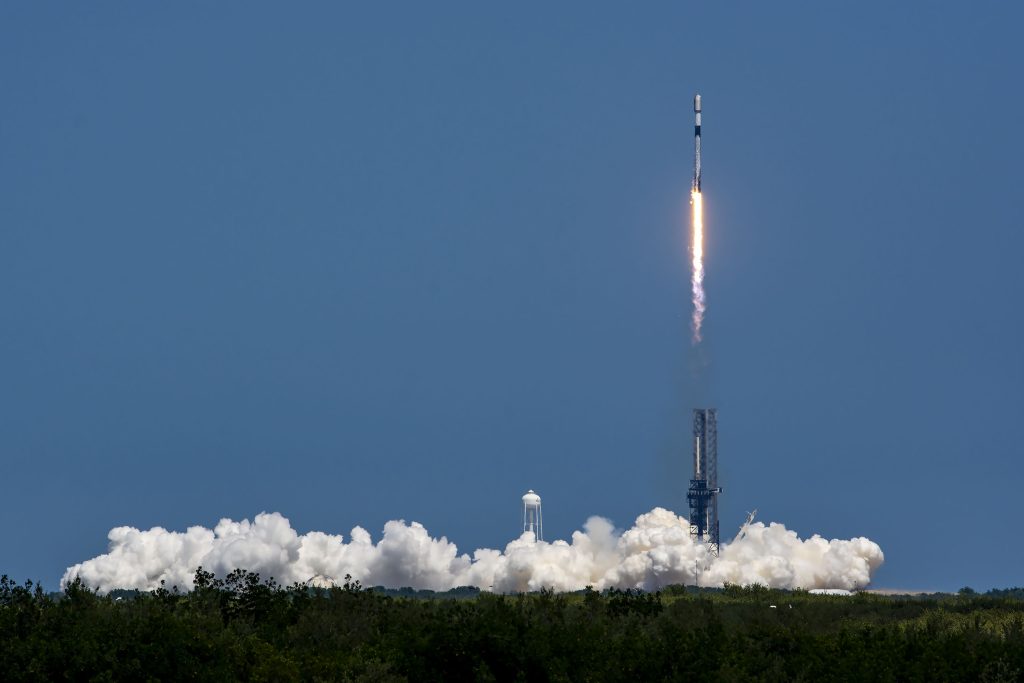SpaceX lanzó nuevos satélites Starlink desde el Centro Espacial Kennedy