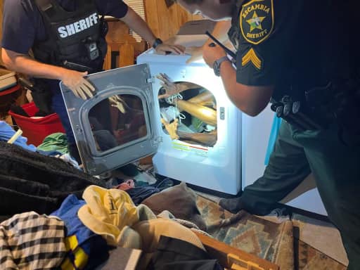 Hallan doblado dentro de una secadora a hombre buscado por tiroteo en Florida