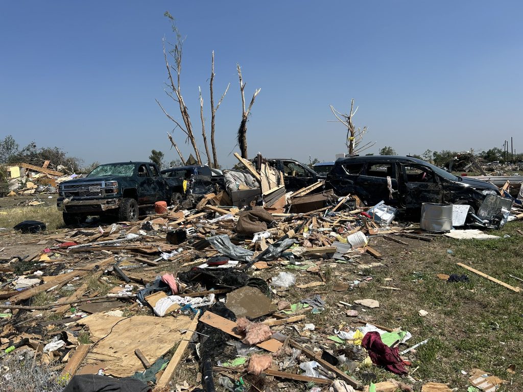 (+Videos) Sube a 23 la cifra muertos por tornados durante el Memorial Day
